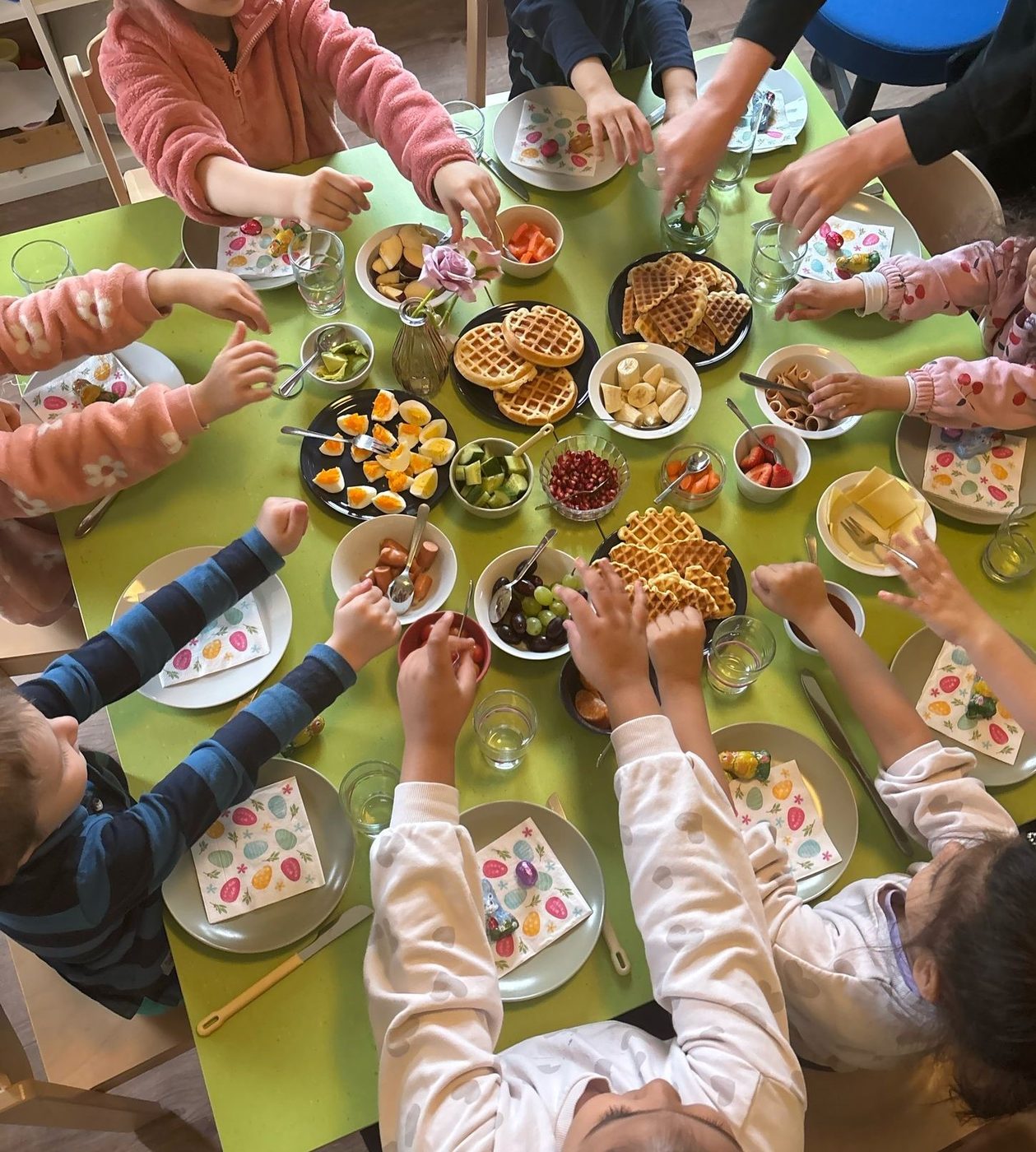 Kinder beim gemeinsamen gesunden Frühstück im Brückenangebot