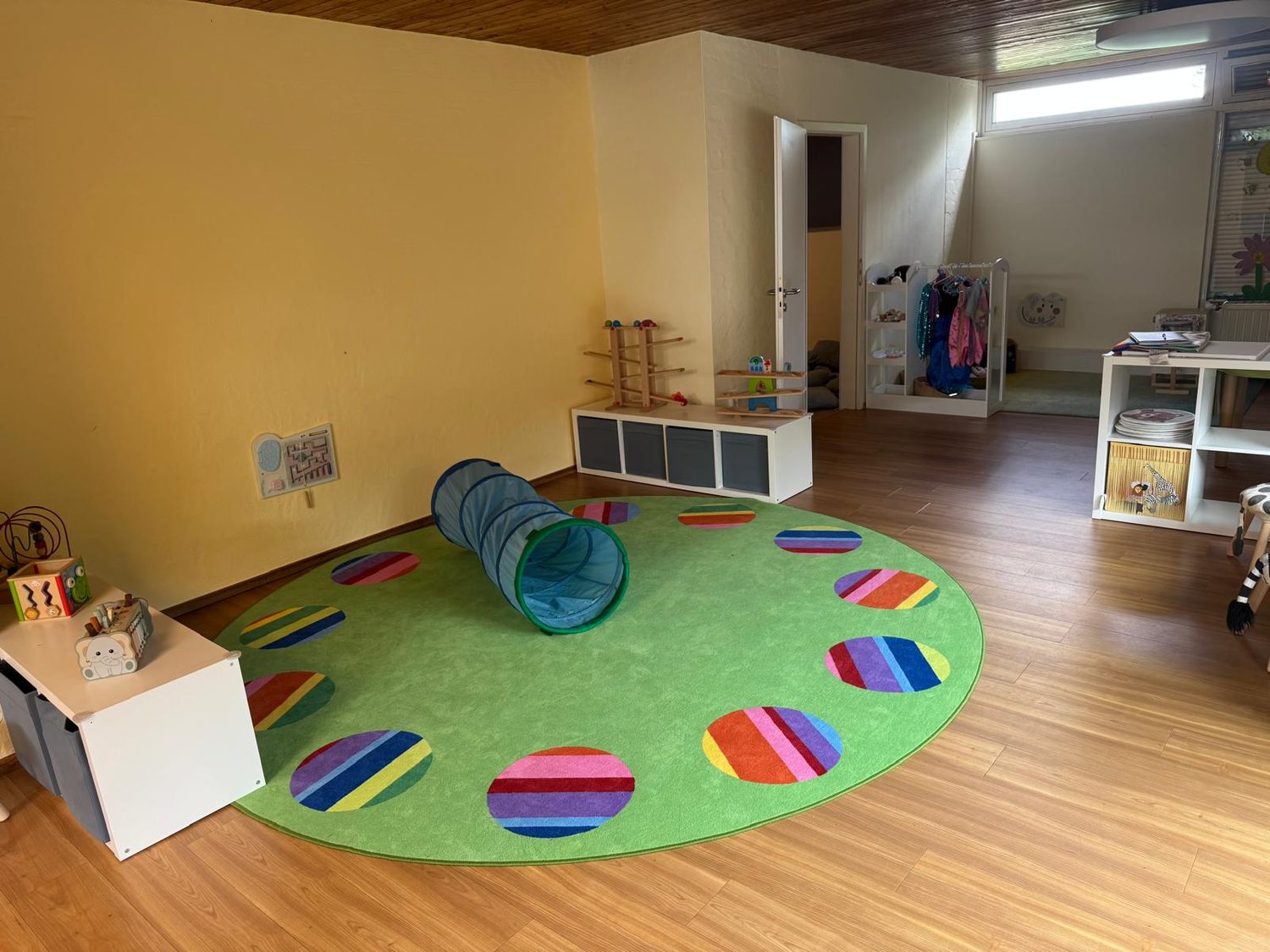 Heller Gruppenraum der Großtagespflegestelle Riegelsberger Rasselbande mit Spielteppich
